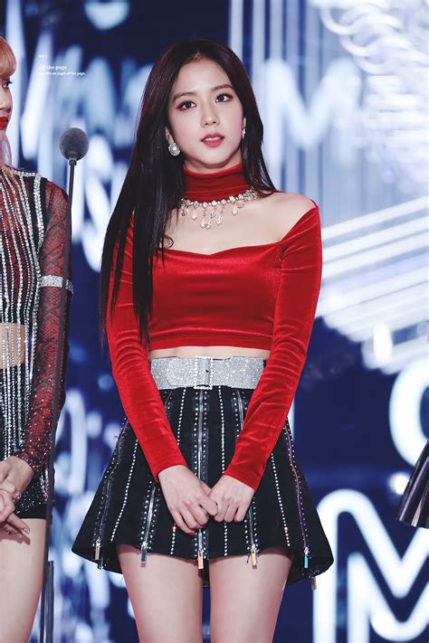 jisoo iconic outfits